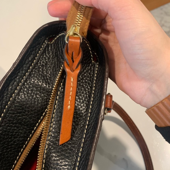 Pebbled Black Dooney & Bourke Learher Tote Red Lining - Picture 6 of 7